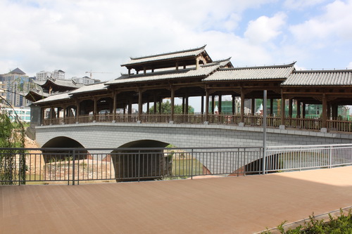 原安寧縣離退休領(lǐng)導(dǎo)參加遙岑樓、永安  橋恢復(fù)重建建成揭牌儀式