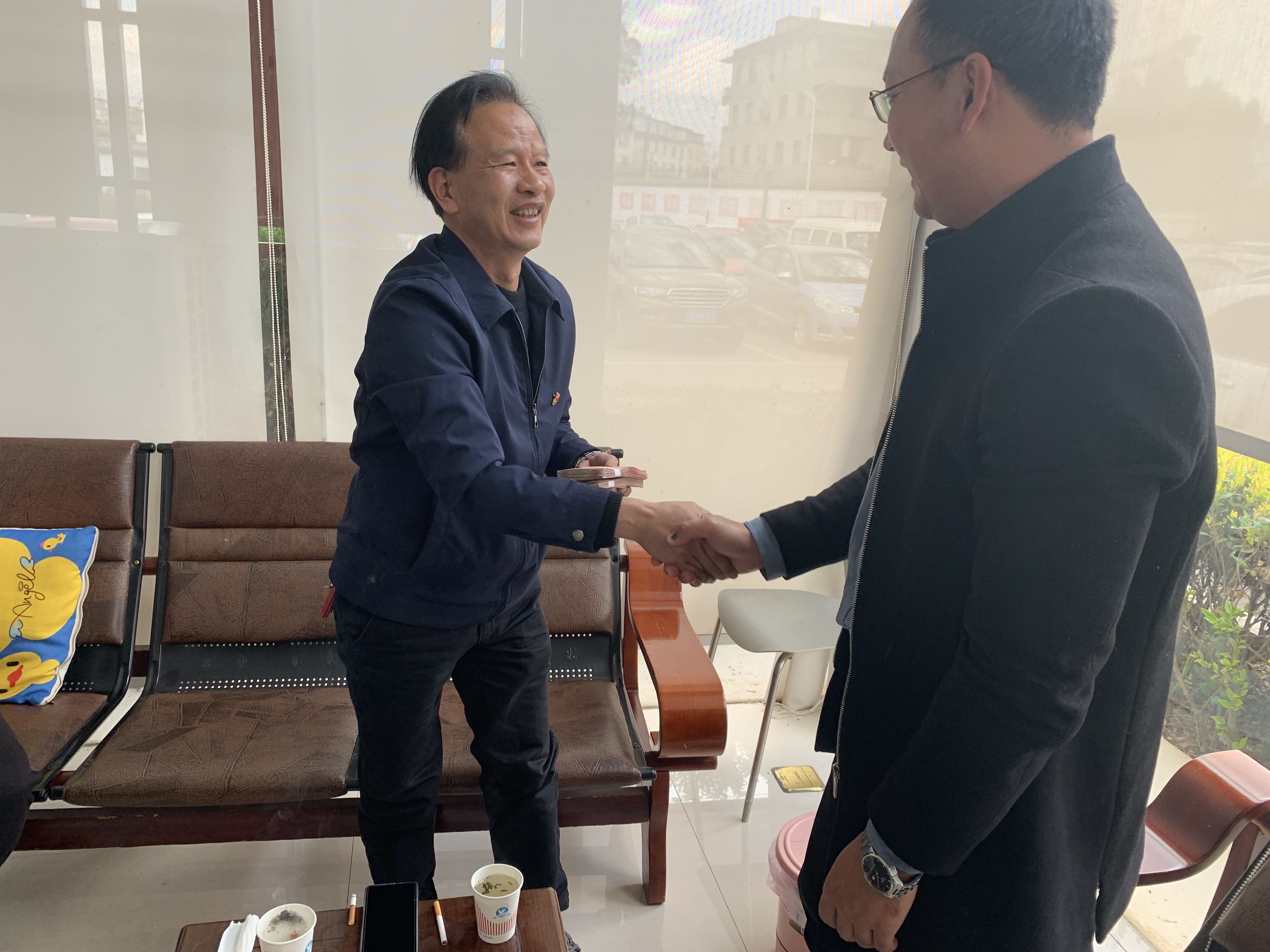公司對安寧中學(xué)、祿脿中學(xué)進行2019年度愛心助學(xué)捐贈